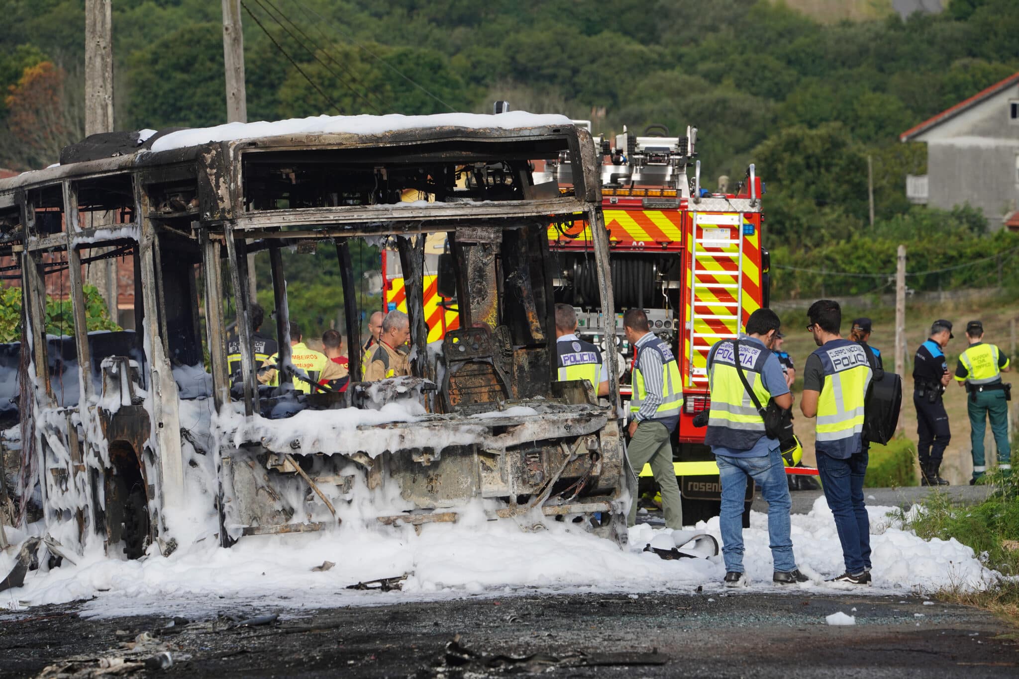 Varios agentes de Policía Nacional y bomberos durante el dispositivo de extinción del incendio