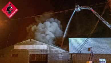 Un incendio calcina una nave industrial en Alicante y quema 800 metros cuadrados