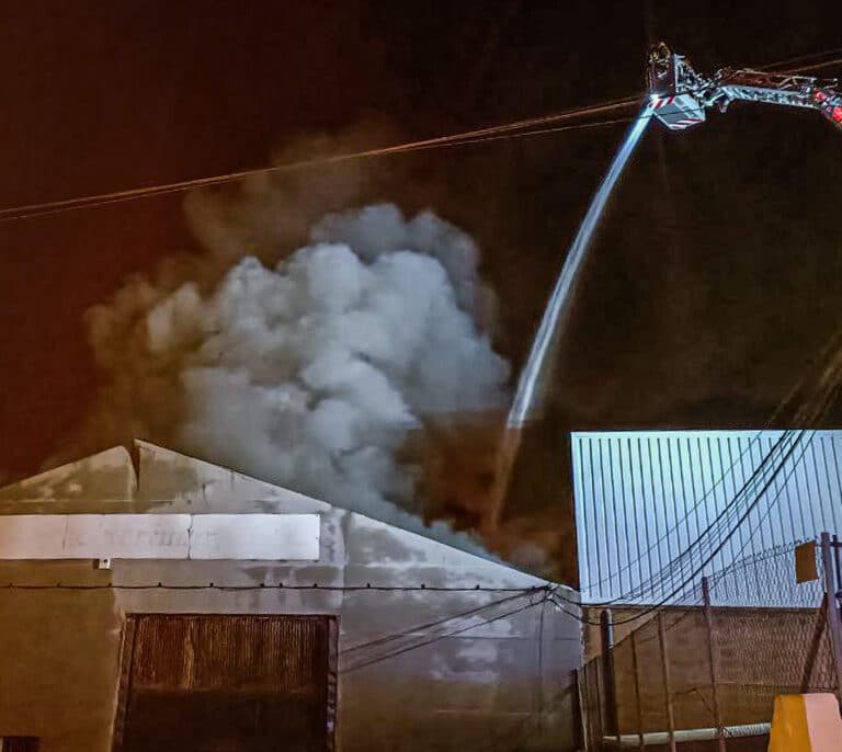 Un incendio calcina una nave industrial en Alicante y quema 800 metros cuadrados