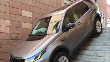Un coche queda atrapado en unas escaleras en Ávila por un despiste con el navegador