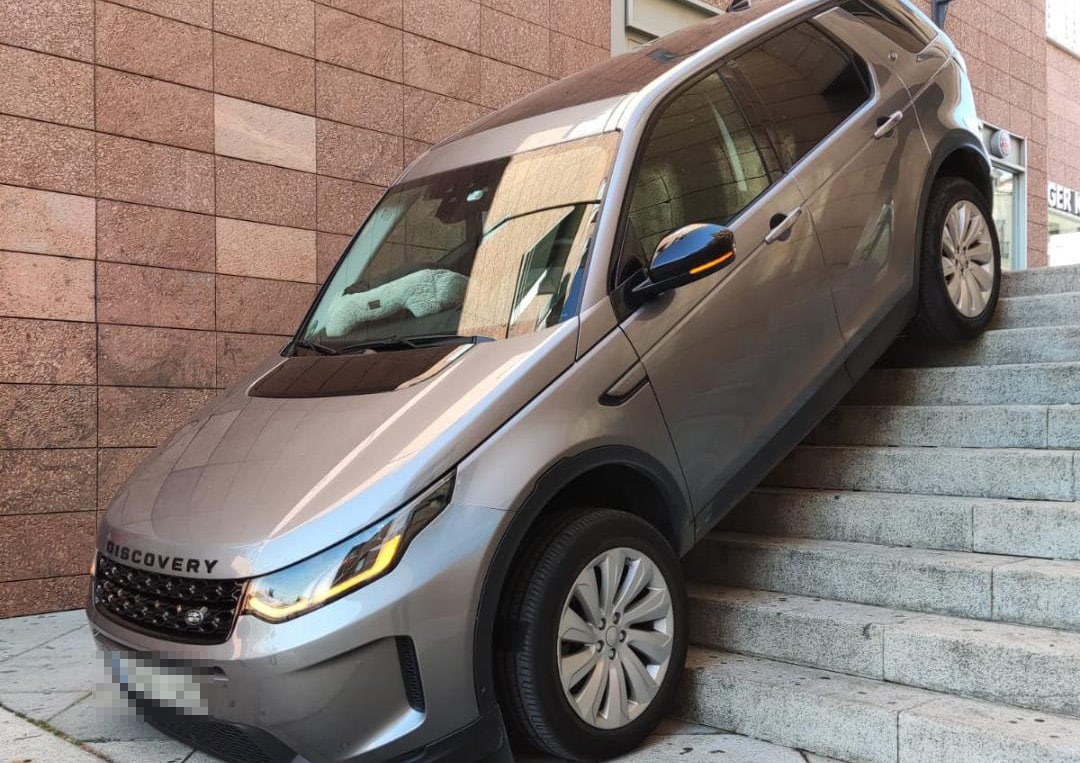 Un coche queda atrapado en unas escaleras en Ávila por un despiste con el navegador
