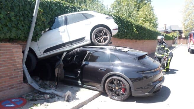 Una conductora rompe un muro tras chocarse con otro coche Una conductora rompe un muro tras chocarse con otro coche