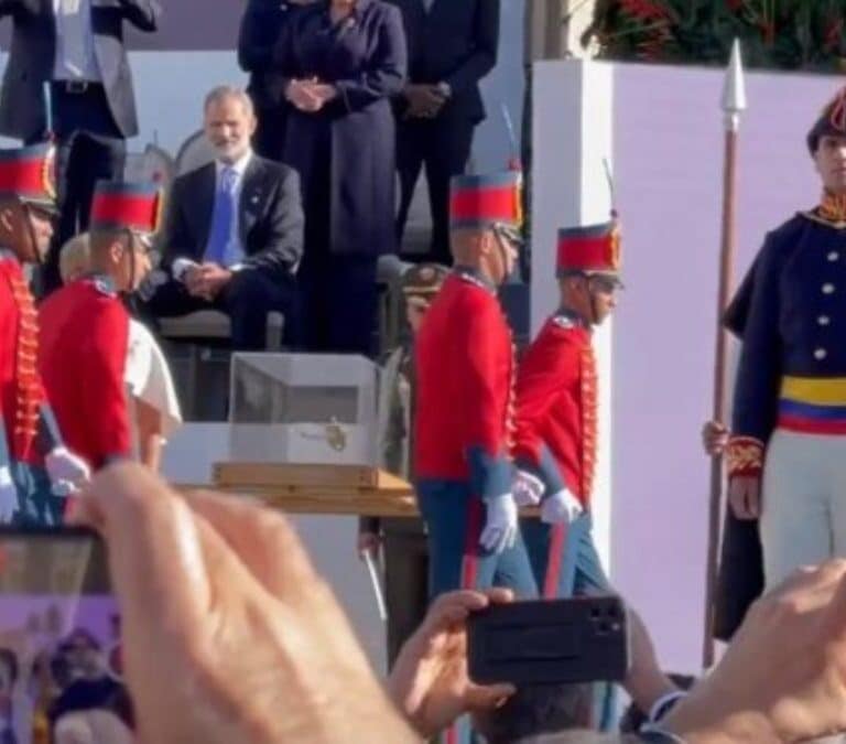 Monedero e independentistas cargan contra el Rey por no levantarse al paso de la espada de Bolívar en Colombia