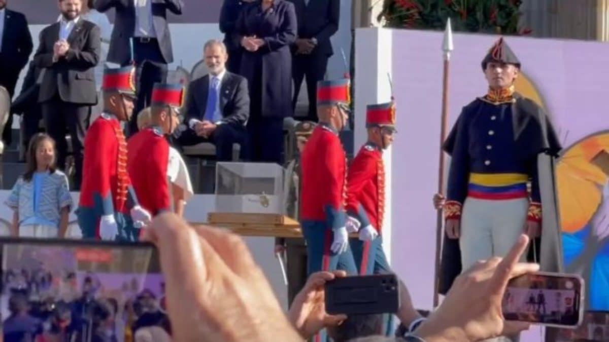 Felipe VI sentado al paso de la espada de Bolívar.