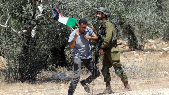 Un palestino se enfrenta a un soldado israelí por la ocupación de territorios