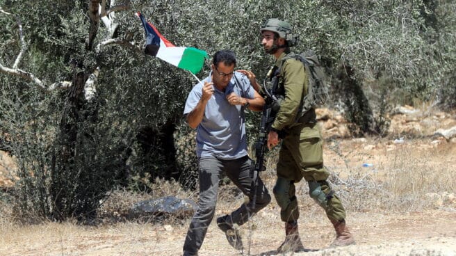 Protesta en Cisjordania por la ocupación de territorios Un palestino se enfrenta a un soldado israelí por la ocupación de territorios