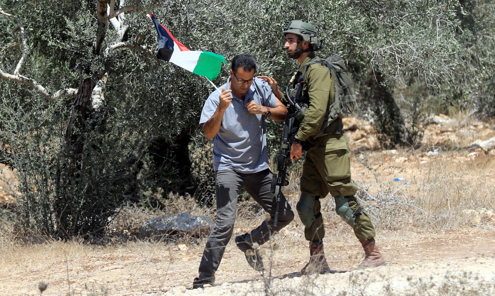 Un palestino se enfrenta a un soldado israelí por la ocupación de territorios