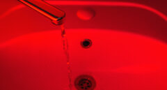 ¿Por qué hay una luz roja en el baño de los hoteles?
