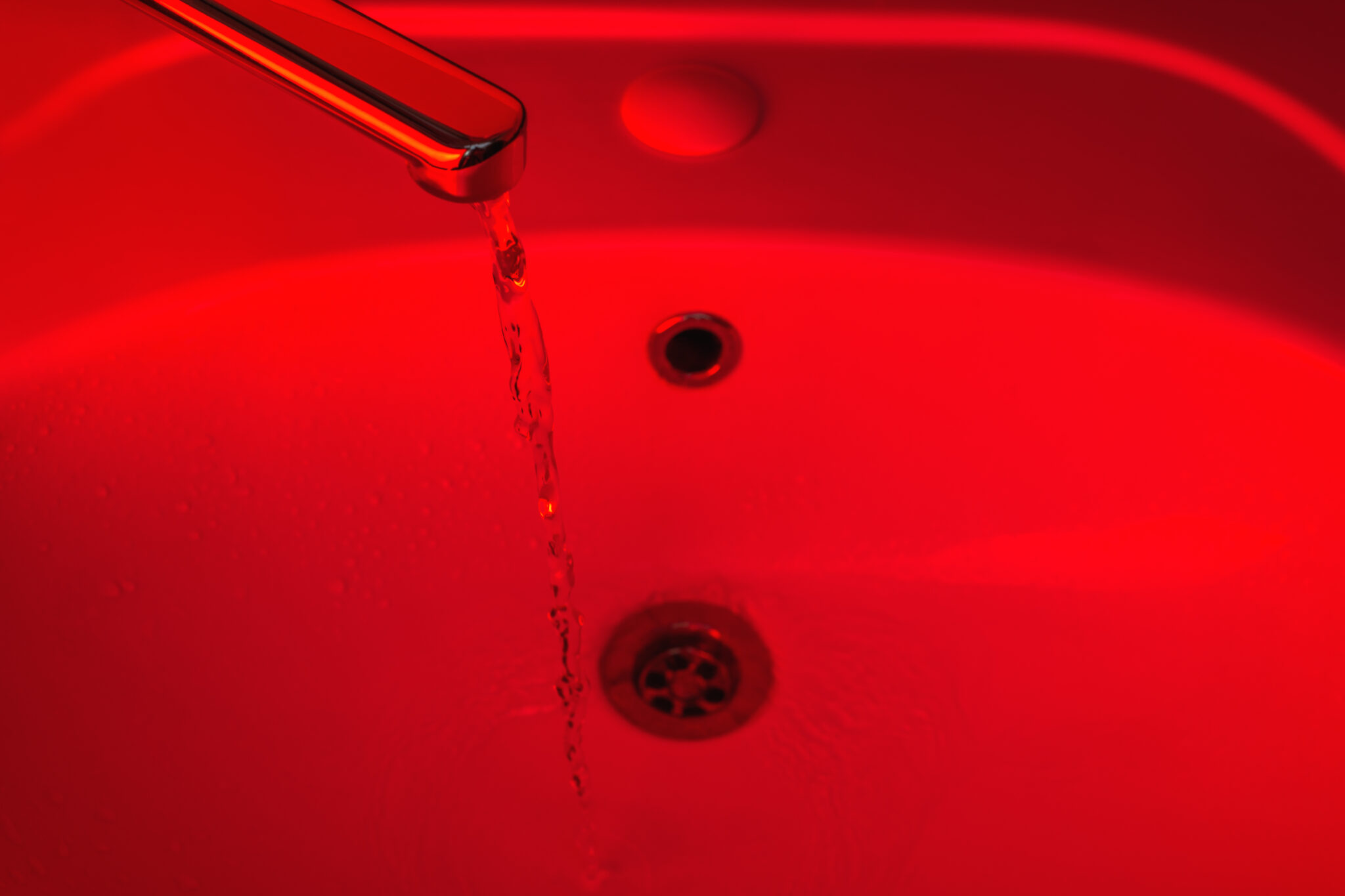 Por qué hay una luz roja en el baño de los hoteles?