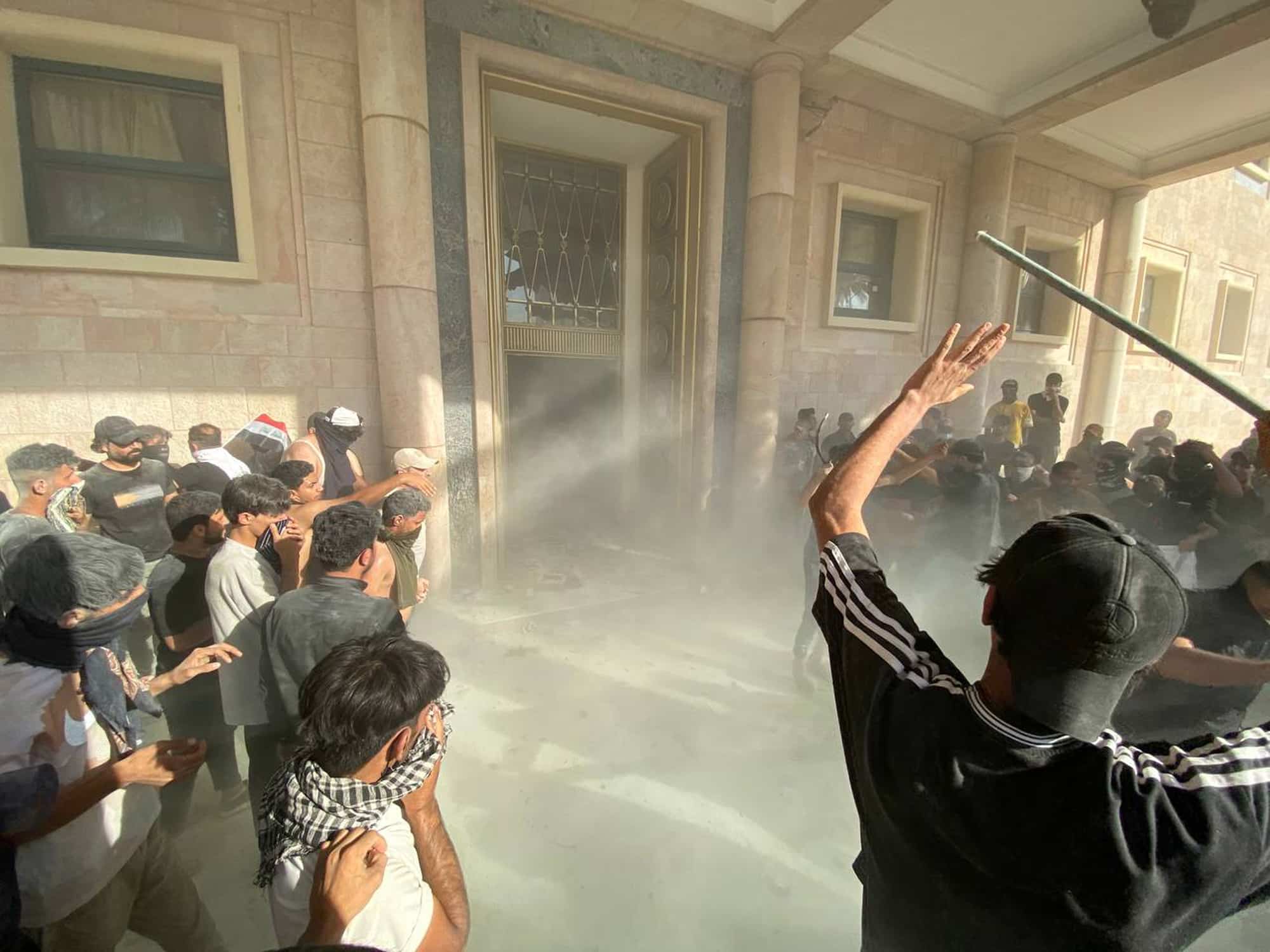 Seguidores de Muqtada Al Sadr irrumpen en el palacio de gobierno de Bagdad