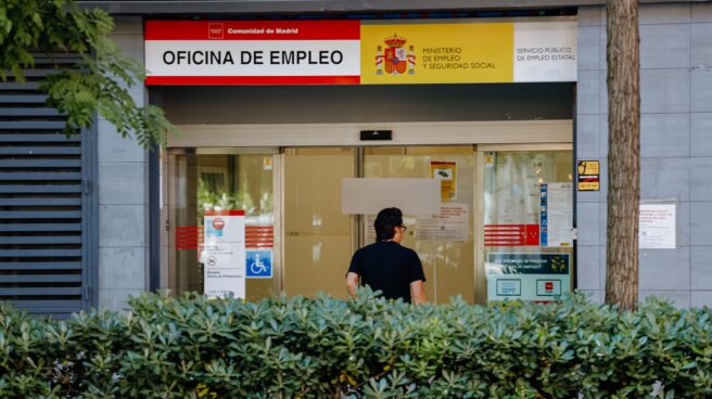 Hombre entra en una oficina de desempleo en España (SEPE)