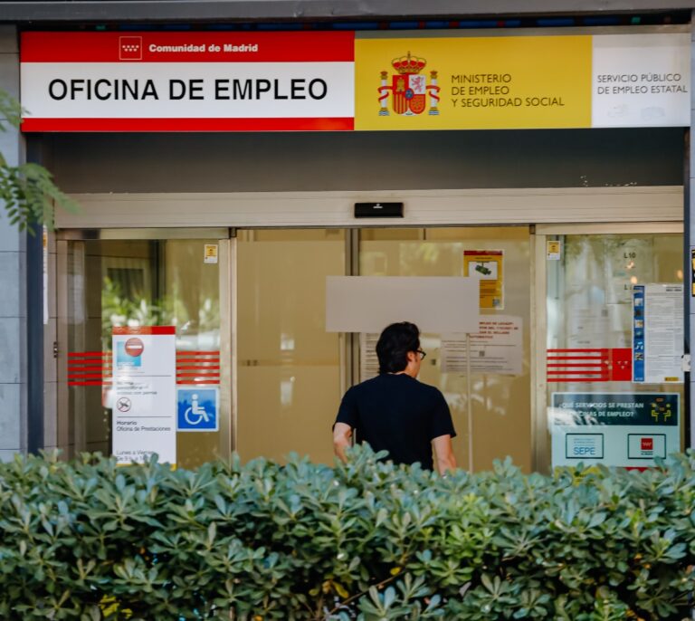 Al menos tres funcionarios detenidos por un fraude millonario ligado al cobro del paro