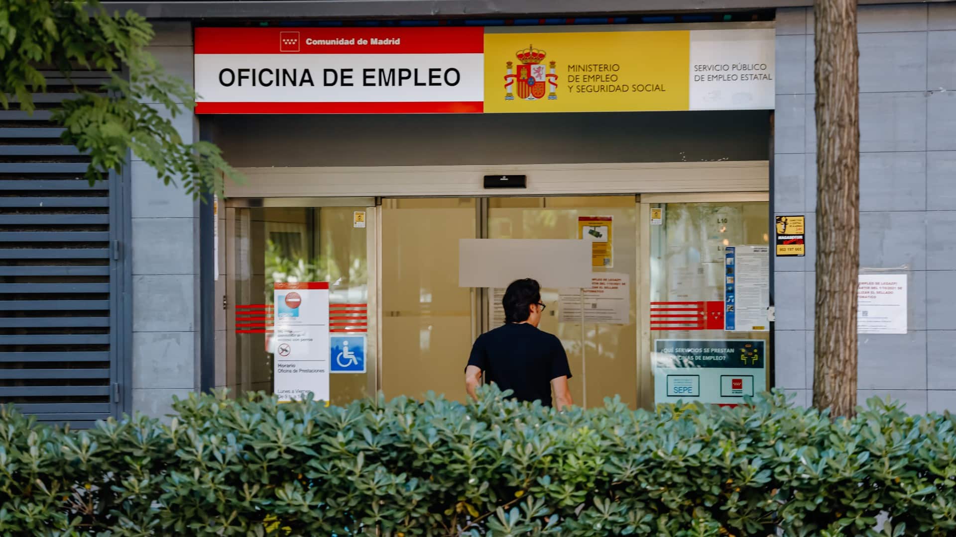 Hombre entra en una oficina de desempleo en España (SEPE)