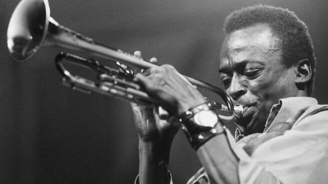 Miles Davis tocando la trompeta