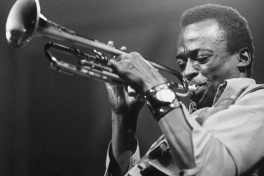 Miles Davis tocando la trompeta