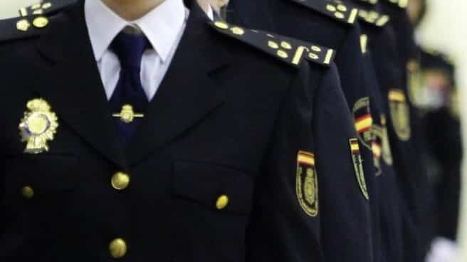 Policías nacionales en formación durante un acto oficial.