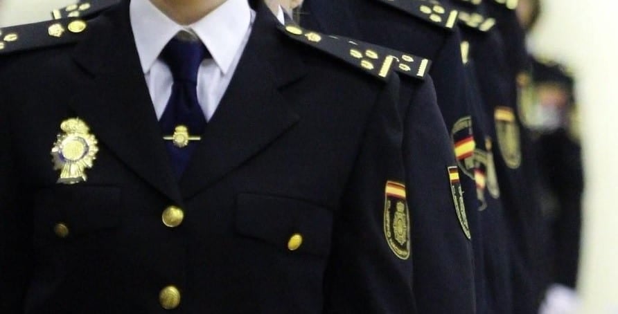 Policías nacionales en formación durante un acto oficial.