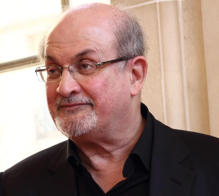 El escritor Salman Rushdie hospitalizado tras ser apuñalado durante una presentación en Nueva York