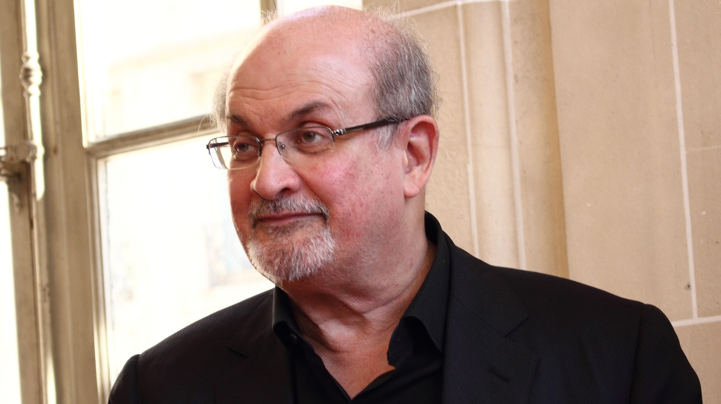 El escritor Salman Rushdie hospitalizado tras ser apuñalado durante una presentación en Nueva York