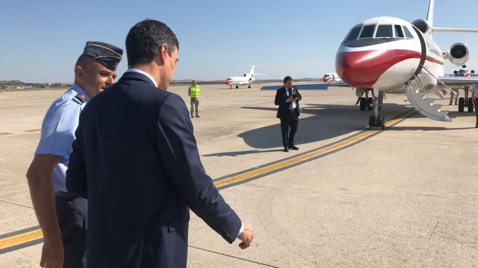 El presidente del Gobierno, Pedro Sánchez, en la pista a punto de subirse a un Falcon.