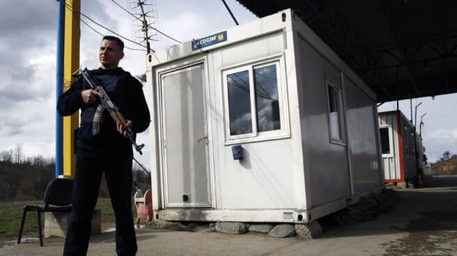 Los serbios kosovares cortan dos pasos fronterizos con Serbia Frontera entre Kosovo y Serbia