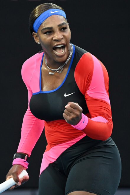 Serena Williams gritando victoriosa en el Open de Australia de 2021