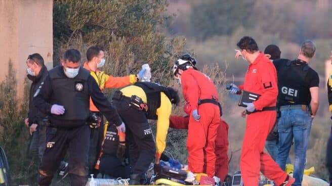 Los Mossos detienen al hombre que ha herido a tres excompañeros de la empresa donde trabajaba y a un mosso Un grupo de sanitarios asisten a uno de los heridos en el lugar donde estaba detenido el hombre que ha herido con un arma de fuego a tres excompañeros y a un mosso d´esquadra en su huida