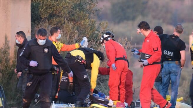 Un grupo de sanitarios asisten a uno de los heridos en el lugar donde estaba detenido el hombre que ha herido con un arma de fuego a tres excompañeros y a un mosso d´esquadra en su huida