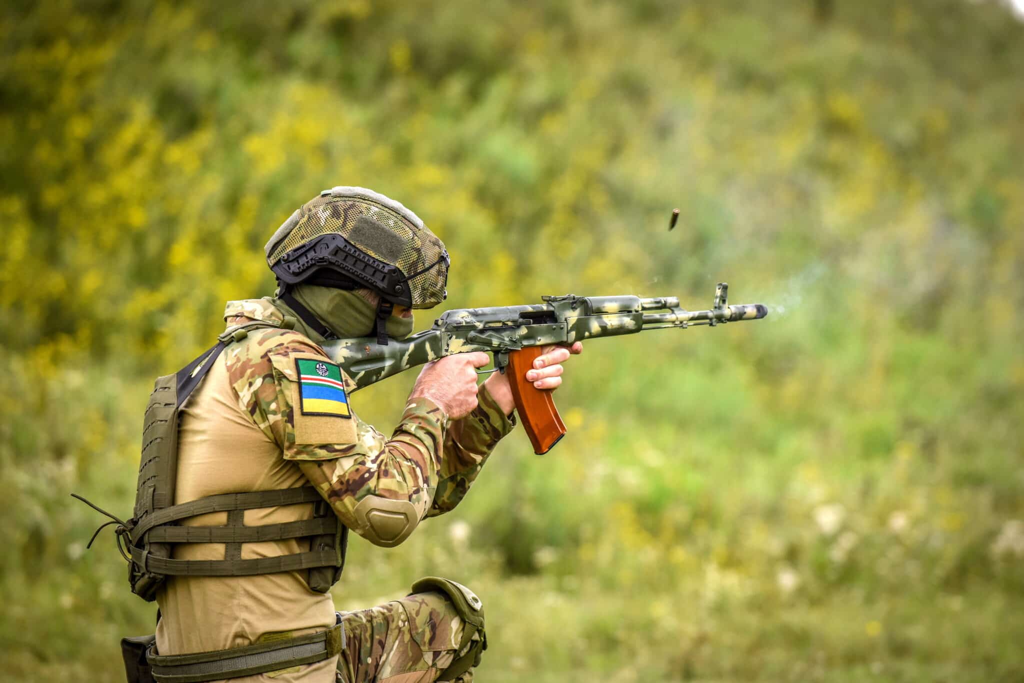 Un voluntario checheno que combate con el ejército ucraniano