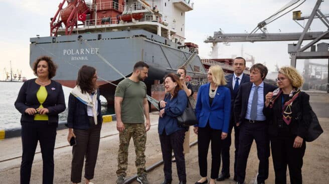 Ucrania, lista para exportar grano El presidente ucraniano, Volodimir Zelenski, en el puerto de Odesa