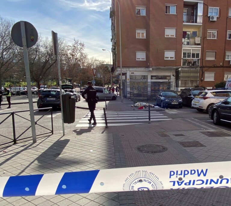 Detenido un hombre en Villaverde que iba amenazando con dos cuchillos por la calle