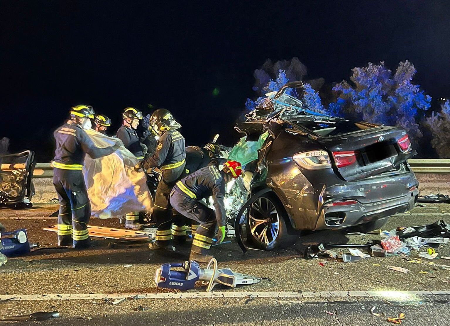 Los bomberos trabajan en el lugar del accidente