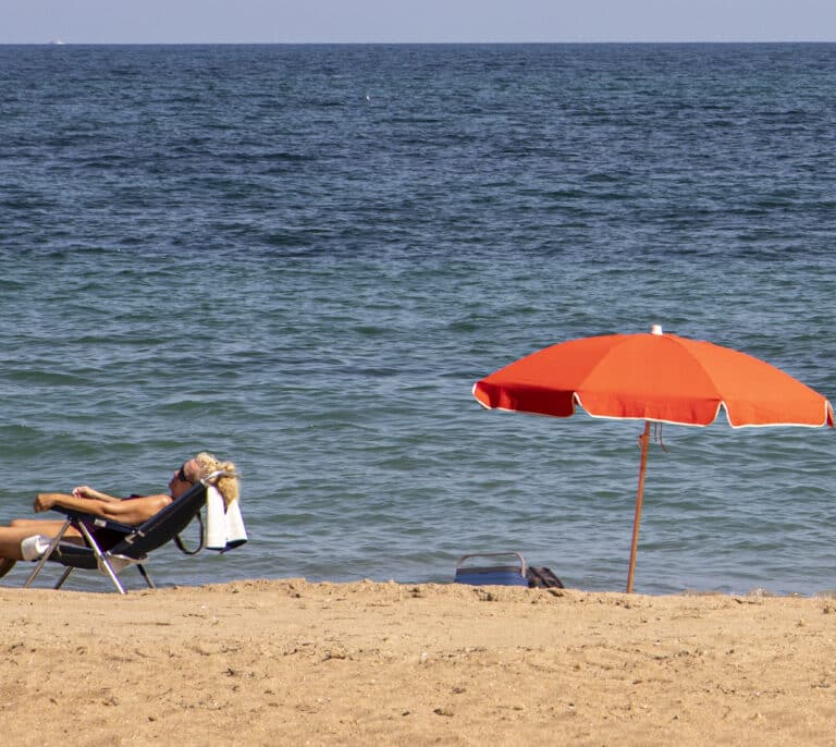 Al sol que más calienta y menos cuesta: los europeos se mudan a España