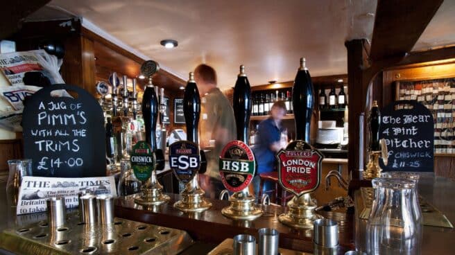 Grifos de cerveza en el interior de un pub en Reino Unido.