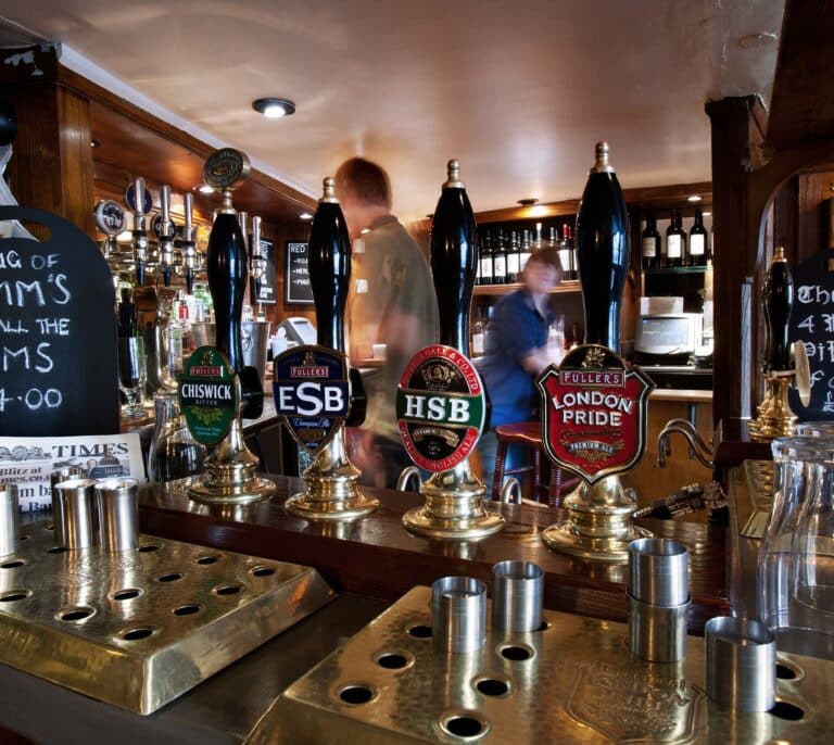 Peligran las pintas: los pubs de Reino Unido temen quedarse sin cerveza