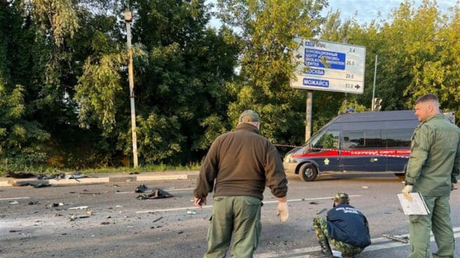 Policías trabajan en la escena tras el posible atentado en el que ha muerto Darya Dugina. Policías trabajan en la escena tras el posible atentado en el que ha muerto Darya Dugina.