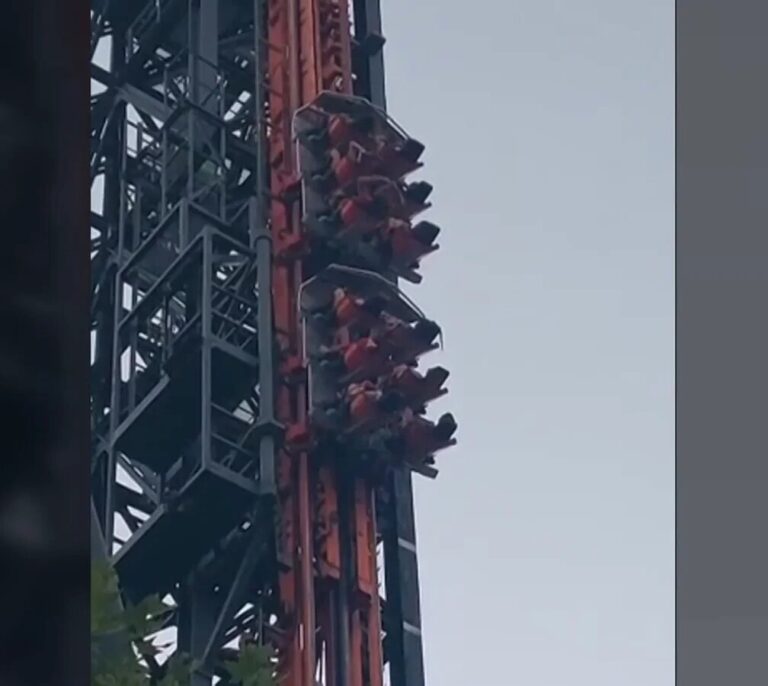 Una decena de personas se quedan atrapadas en la montaña rusa del Parque de Atracciones de Madrid