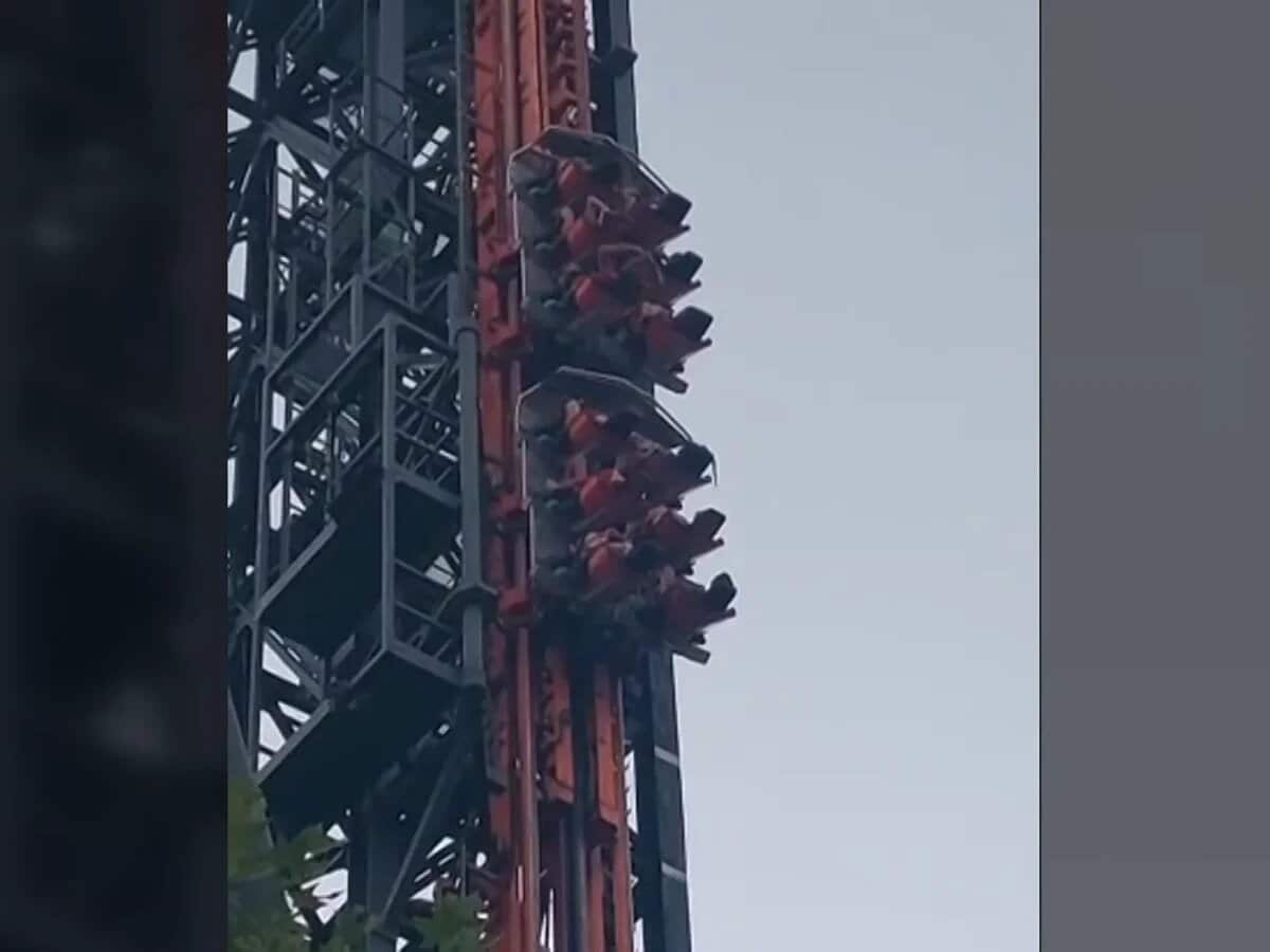 Una decena de personas se quedan atrapadas en la montaña rusa del Parque de Atracciones de Madrid