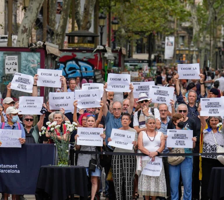 Radicales revientan el minuto de silencio en Barcelona por el 17-A: "España es un Estado de asesinos"