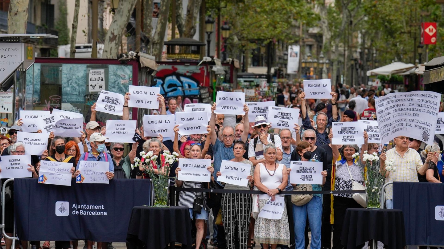 Radicales revientan el minuto de silencio en Barcelona por el 17-A: "España es un Estado de asesinos"