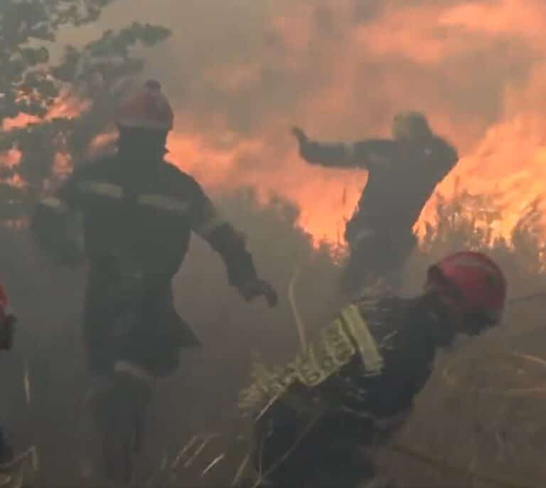 El viento complica los incendios en Valencia: el angustioso vídeo de los bomberos huyendo de las llamas en Bejís