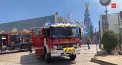 Los bomberos tratan de apagar un incendio en un centro comercial de Las Rozas