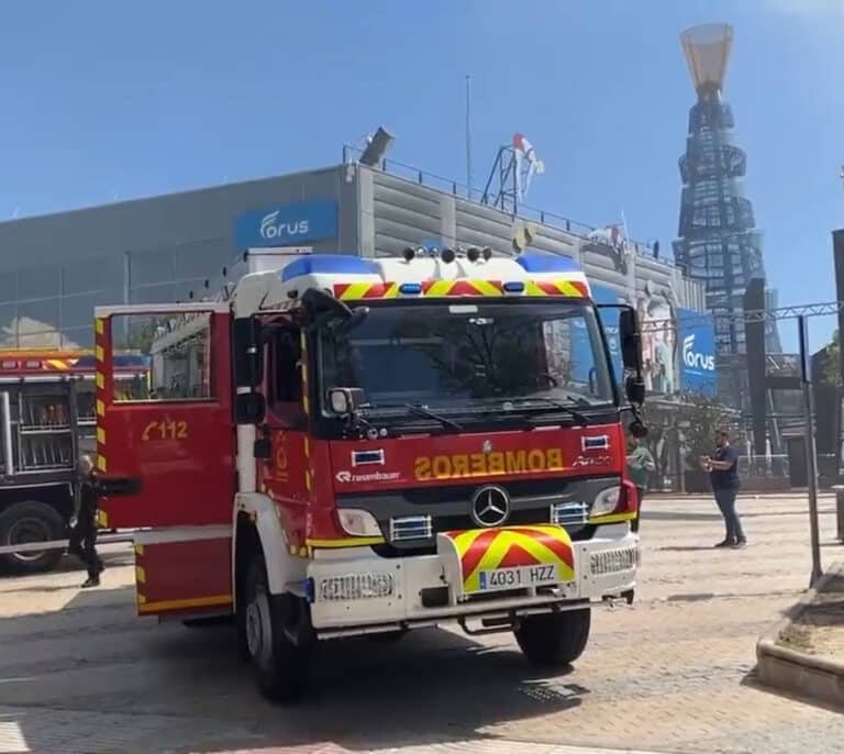 Los bomberos tratan de apagar un incendio en un centro comercial de Las Rozas