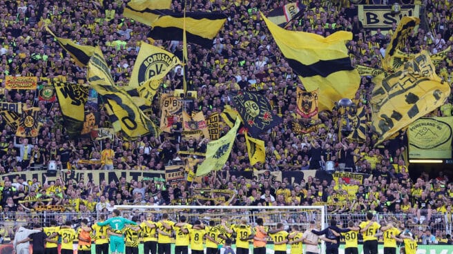 Los jugadores del Borussia Dortmund celebran junto a la grada Los jugadores del Borussia Dortmund celebran junto a la grada