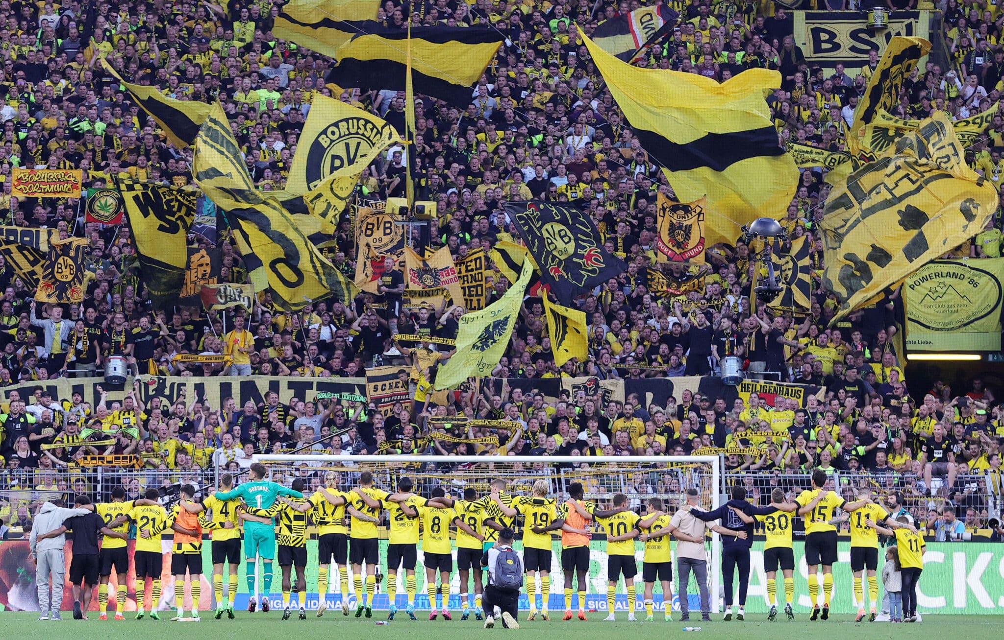 Los jugadores del Borussia Dortmund celebran junto a la grada
