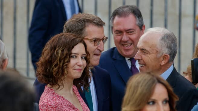 La presidenta de la Comunidad de Madrid, Isabel Díaz Ayuso; del PP, Alberto Núñez Feijóo, y el líder del PSOE andaluz, Juan Espadas (2d ) conversan antes de la jura del presidente de la Junta de Andalucía