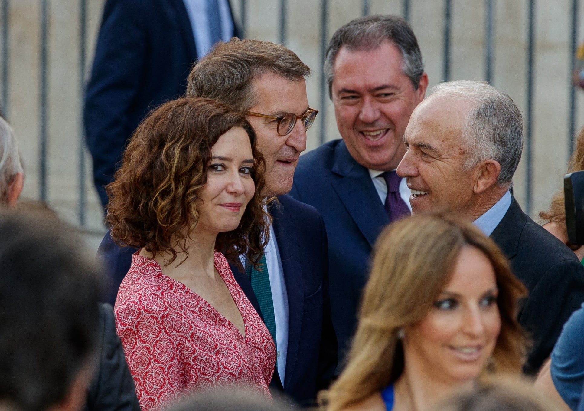La presidenta de la Comunidad de Madrid, Isabel Díaz Ayuso; del PP, Alberto Núñez Feijóo, y el líder del PSOE andaluz, Juan Espadas (2d ) conversan antes de la jura del presidente de la Junta de Andalucía