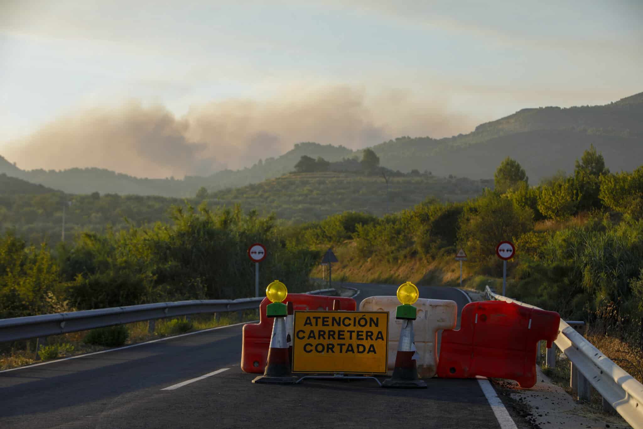 El incendio forestal que se declaró la noche del pasado sábado en Vall d,'Ebo, y que ha quemado cerca de 9.500 hectáreas