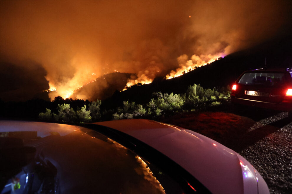 Vista del incendio que arrasa los alrededores de la localidad de Campobecerros, Ourense, en la madrugada de este lunes. 