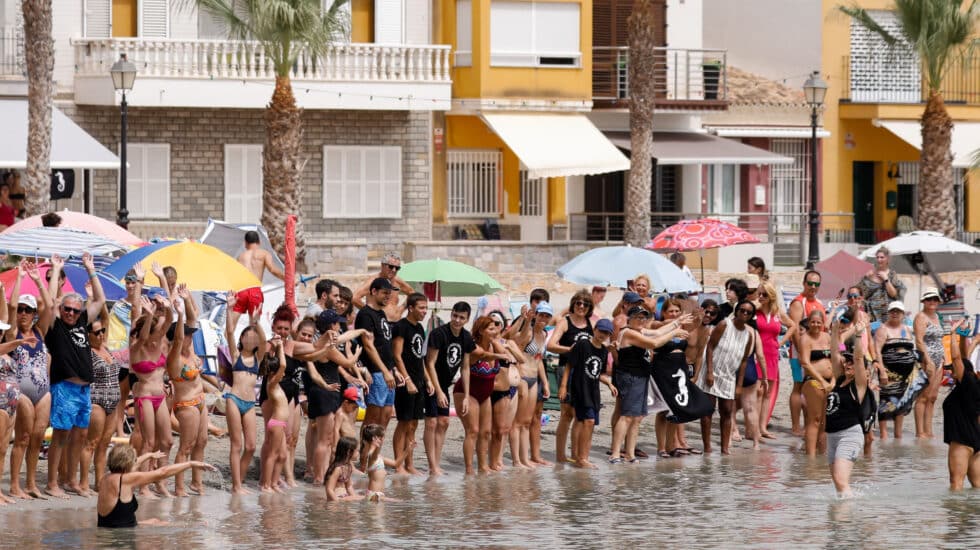 Una hilera de personas participa en una cadena humana por la recuperación del Mar Menor, en la Playa en Los Alcázares, a 13 de agosto de 2022, en Los Alcázares, Murcia (España).